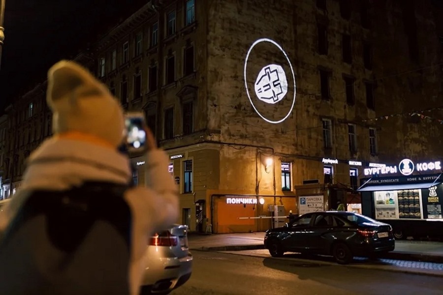 Странные световые проекции на улицах Петербурга